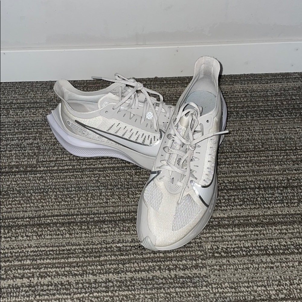 White Nike zoom gravity